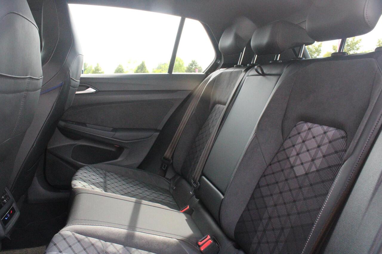 Volkswagen GOLF 8.5 1.5 eTSI 150PK AUTOMAAT R-LINE EDITION | PANORAMISCH SCHUIF/KANTEL DAK | LICHTMETALEN VELGEN 18" "YORK" | 360? CAMERA | 3-ZONE AIRCONDITIONING INCL. AIRCARE | RIJASSISTENT PAKKET O.A. ADAPTIVE CRUISE CONTROL, LANE ASSIST, DODEHOEK DETECTIE | NAVIGATIE