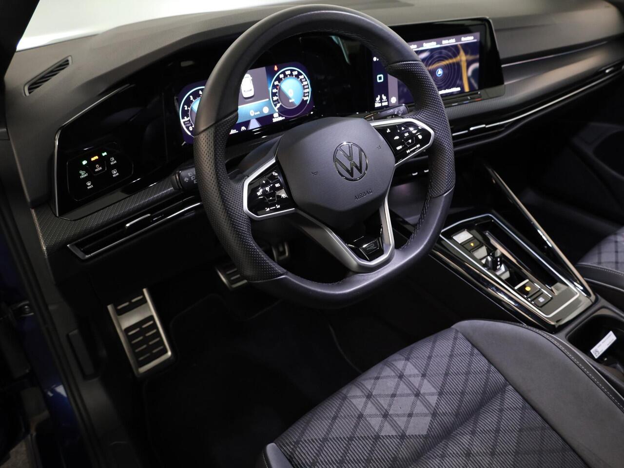 Volkswagen GOLF 1.5 eTSI R-Line 150 pk Automaat (DSG) | Navigatie | Panoramadak | Parkeersensoren | Achteruitrijcamera | Matrix LED koplampen | Black Style pakket | R-Line |