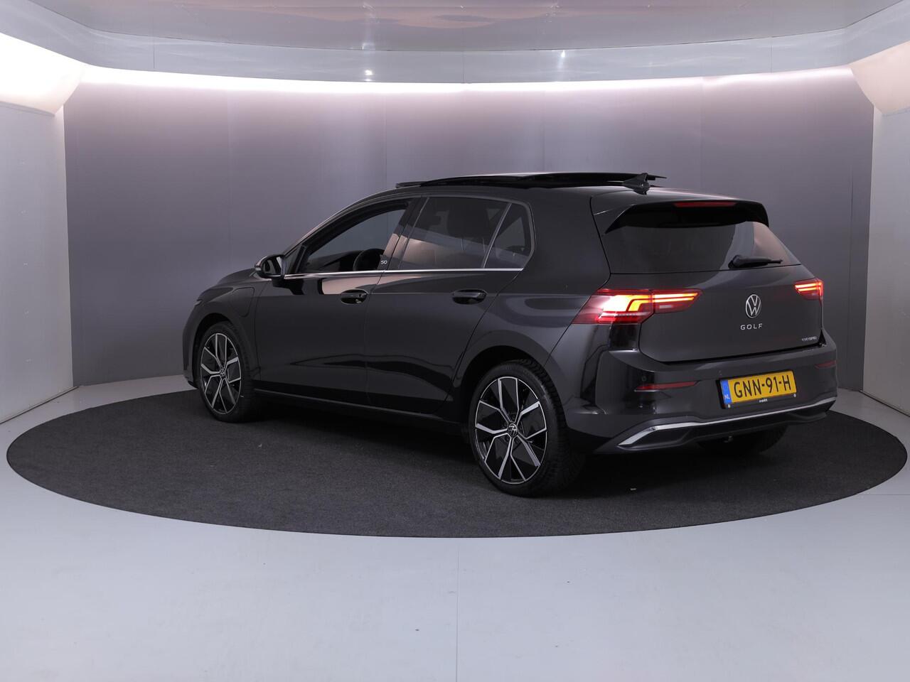 Volkswagen GOLF 1.5 eHybrid 50 Edition 204 pk Automaat (DSG) | Verlengde garantie | Navigatie | Panoramadak | Parkeersensoren | Achteruitrijcamera | Stoelverwarming |