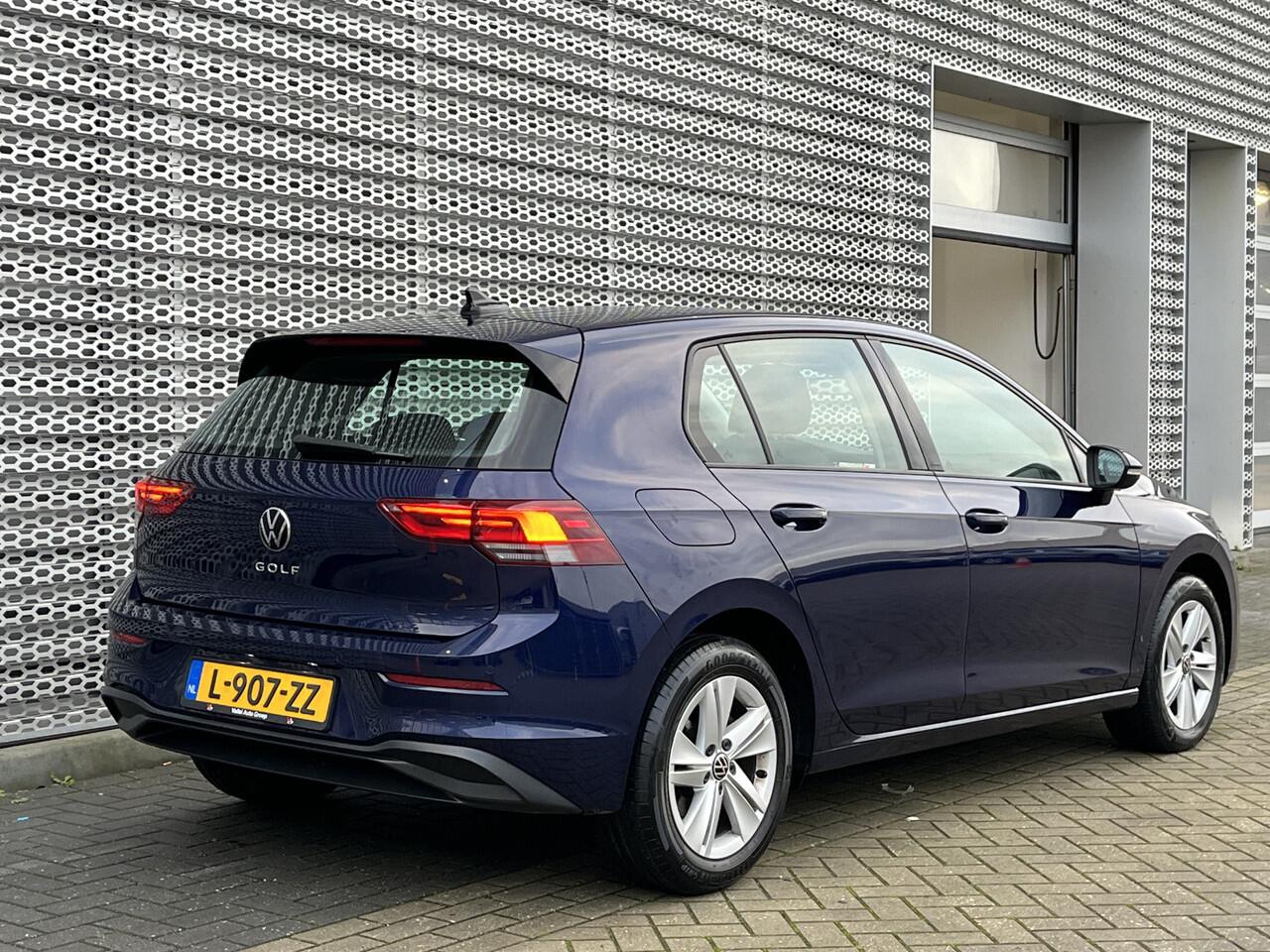 Volkswagen GOLF 1.0 TSI Life / Navigatie / Parkeersensoren V+A / Lichtmetaal 16 inch / App connect / **