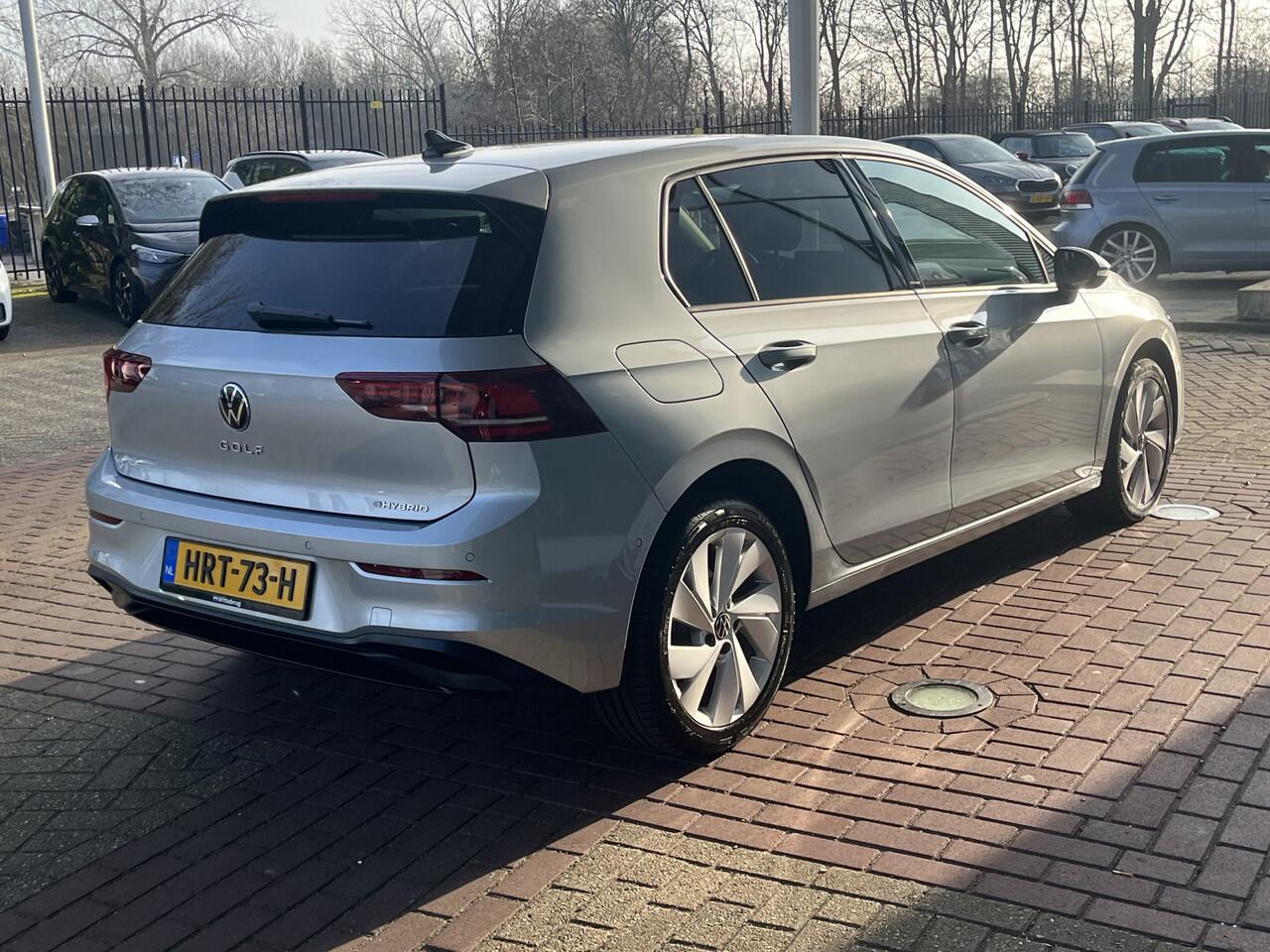 Volkswagen GOLF 1.5 eHybrid Life Edition / Achteruitrijcamera / Comfort Pakket / Stoelverwarming / Sfeerverlichting / Park Assist