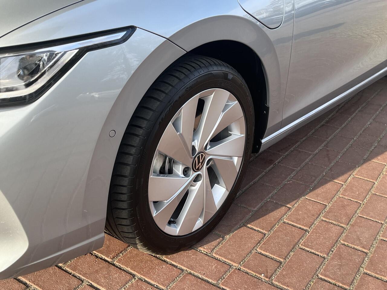 Volkswagen GOLF 1.5 eHybrid Life Edition / Achteruitrijcamera / Comfort Pakket / Stoelverwarming / Sfeerverlichting / Park Assist