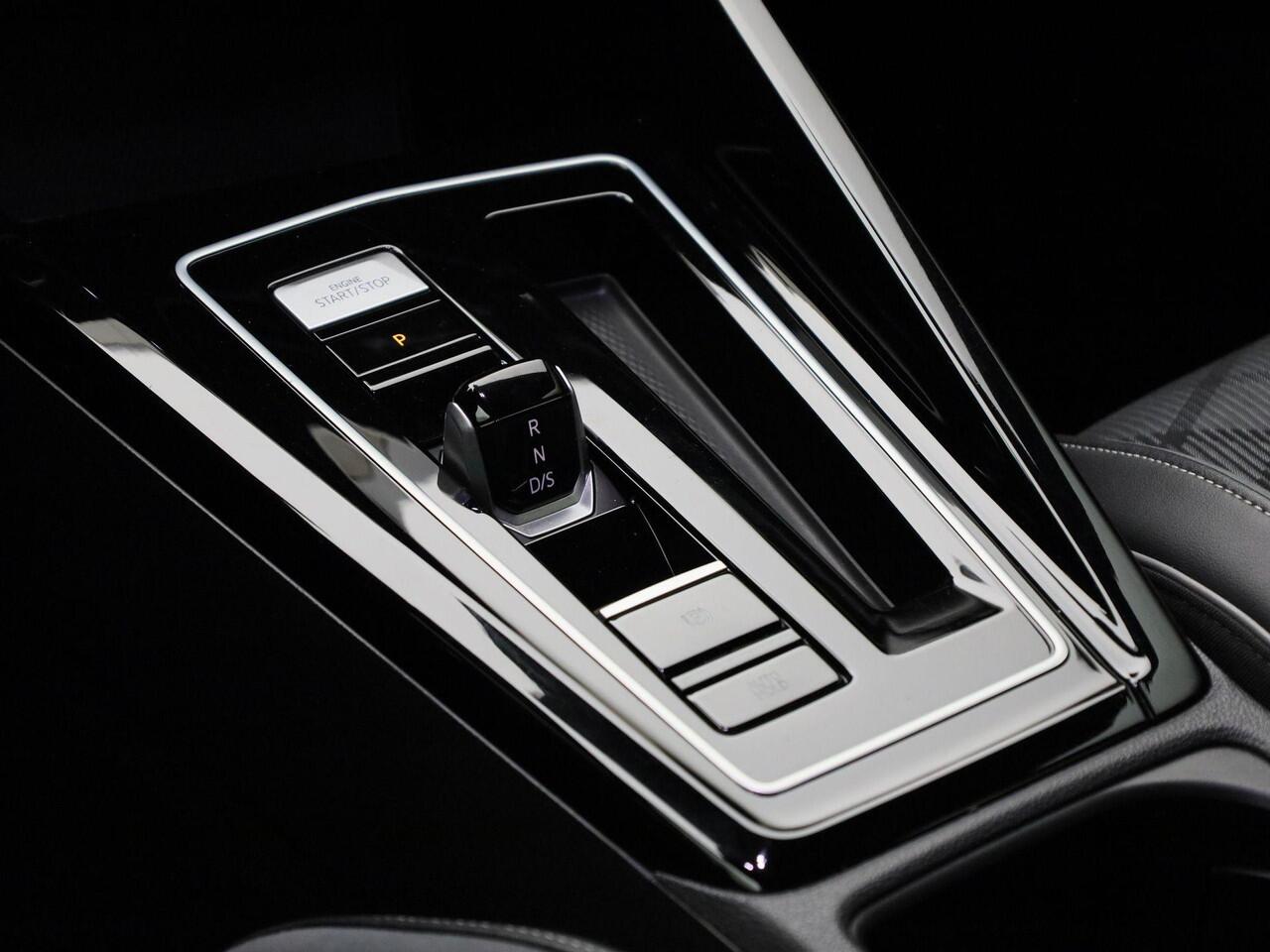 Volkswagen GOLF 1.5 eTSI 130pk DSG R-Line · Navigatie · Apple/Android Car Play · Camera + Parkeersensoren