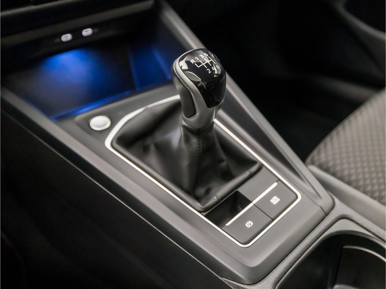 Volkswagen GOLF 1.0 TSI Sportline (APPLE CARPLAY, GROOT NAVI, SFEERVERLICHTING, KEYLESS, GETINT GLAS, SPORTSTOELEN, PARKEERSENSOREN, LM VELGEN, ADAPTIVE CRUISE, NIEUWSTAAT)