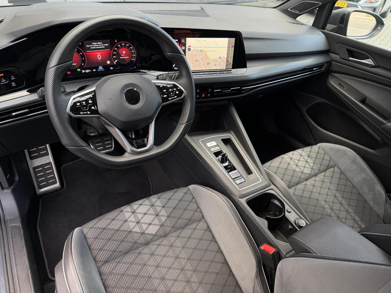 Volkswagen GOLF 1.5 eTSI R-Line 150pk NL-Auto + Afneembare Trekhaak!