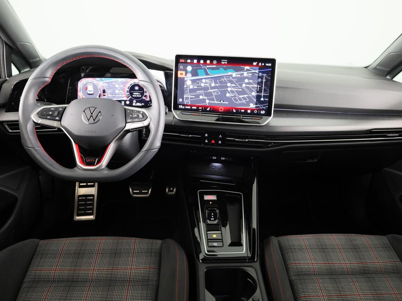 Volkswagen GOLF 2.0 TSI GTI 265PK DSG | Verlengde garantie | Panorama dak | Head up Display | Blackstyle | 19"LM velgen |