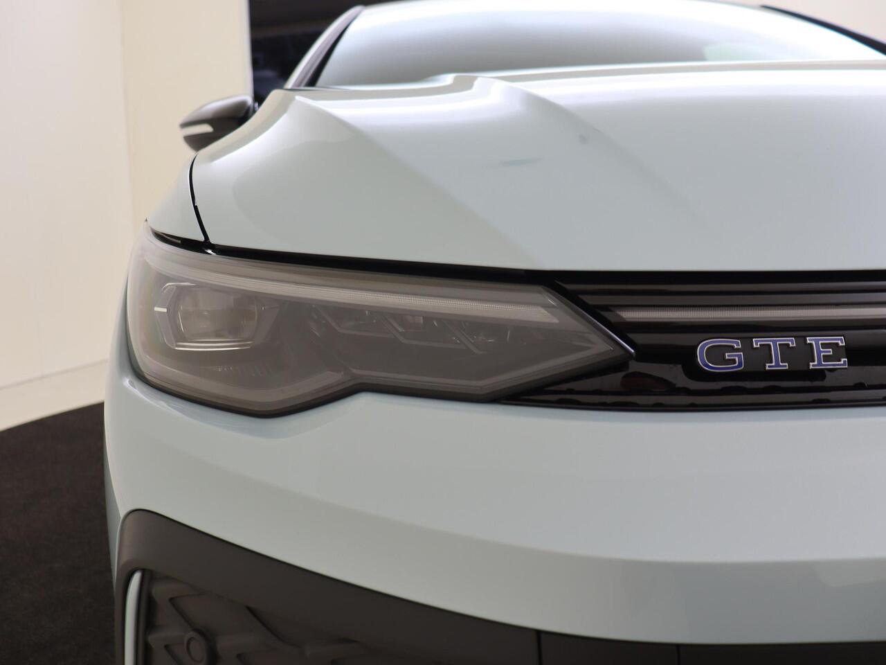 Volkswagen GOLF 1.5 eHybrid GTE | Trekhaak | Achteruitrijcamera | Head-up display | LED matrix verlichting | 3-zone airco | Stoel- en stuurwielverwarming | Adaptieve cruise control |