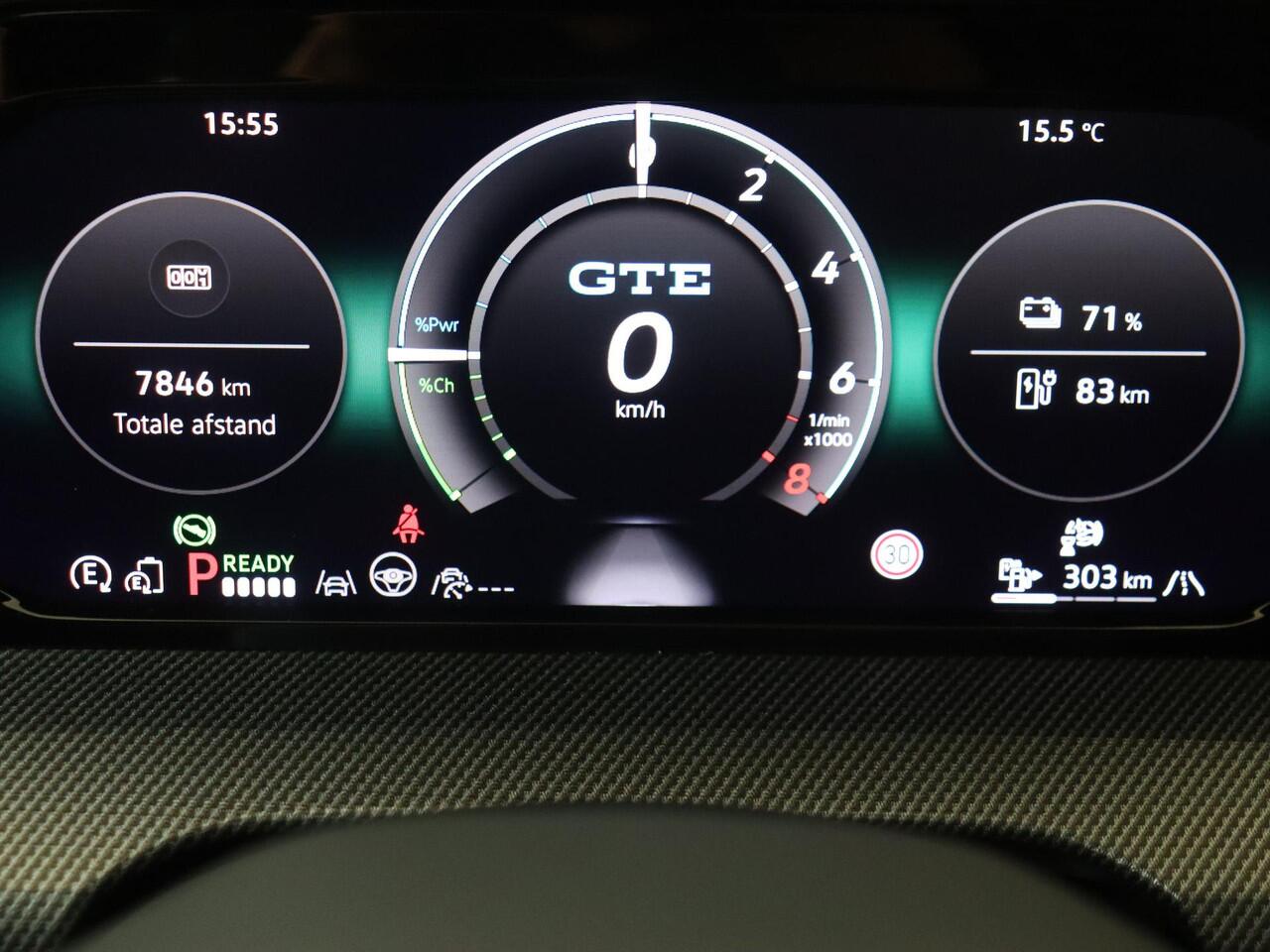 Volkswagen GOLF 1.5 eHybrid GTE | Panoramadak | Trekhaak | Head-up display | Keyless | Black style | Parkeerassistent | LED matrix verlichting | Adaptieve demping |