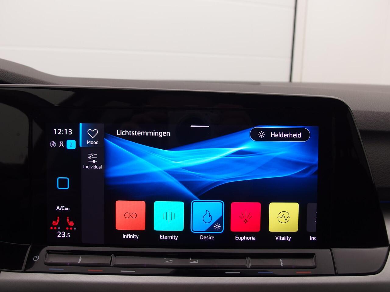 Volkswagen GOLF Variant 1.5 eTSI Life Business AUTOMAAT / TREKHAAK / FULL LED / CARPLAY / STOELVERW / STUURVERW / NAVI / ACC / NL-AUTO