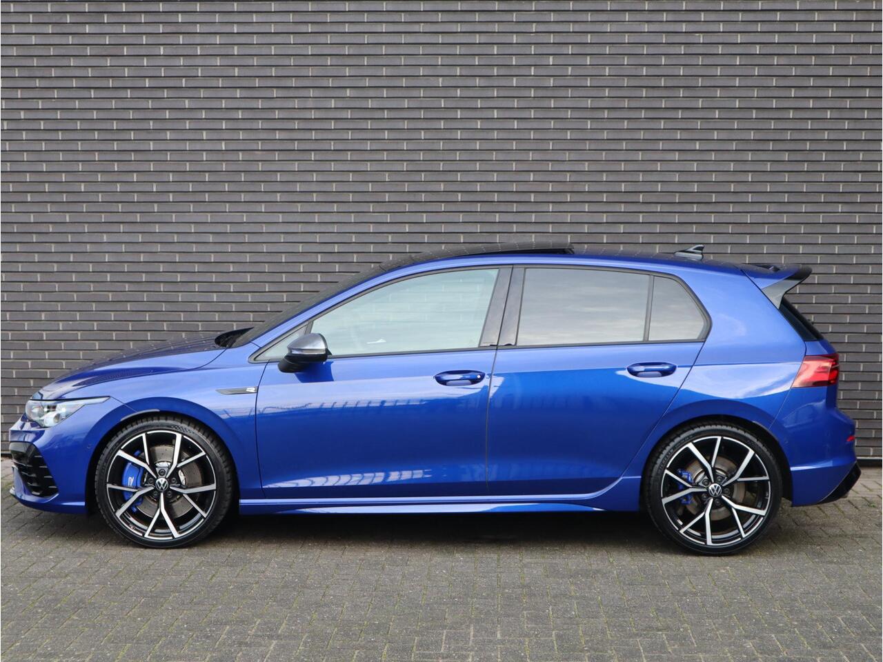 Volkswagen GOLF 2.0 TSI R 4Motion / Adaptief Onderstel / Harman Kardon / 100% Historie / Panoramadak / LED / 19 Inch / Head-Up Display / Sportstoelen / Stoelverwarming / Stuurwiel Verwarmd / Dodehoek Detectie