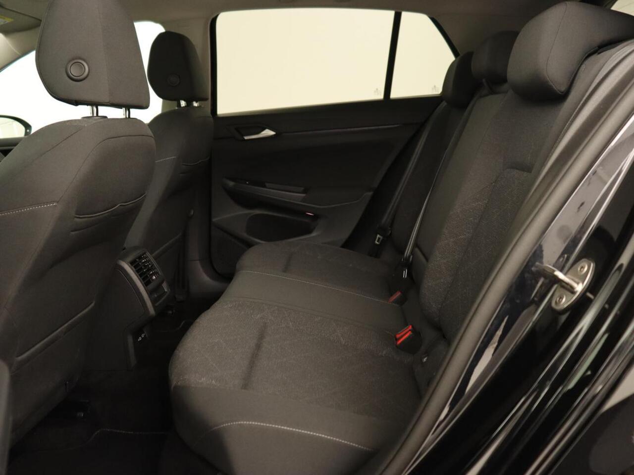 Volkswagen GOLF 1.5 TSI Life Business | Panoramadak | Adaptive Cruise | Stoelverwarming | Camera | Navigatie | Carplay | Park Assist