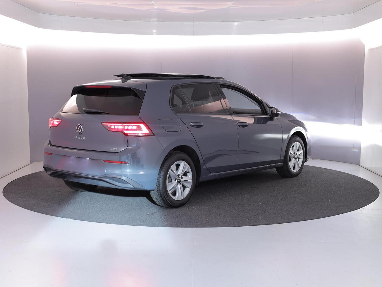 Volkswagen GOLF 1.5 eTSI Life Edition 116 pk Automaat (DSG) | Verlengde garantie | Navigatie via App | Panoramadak | Parkeersensoren | Achteruitrijcamera | Matrix LED koplampen | Stoelverwarming |