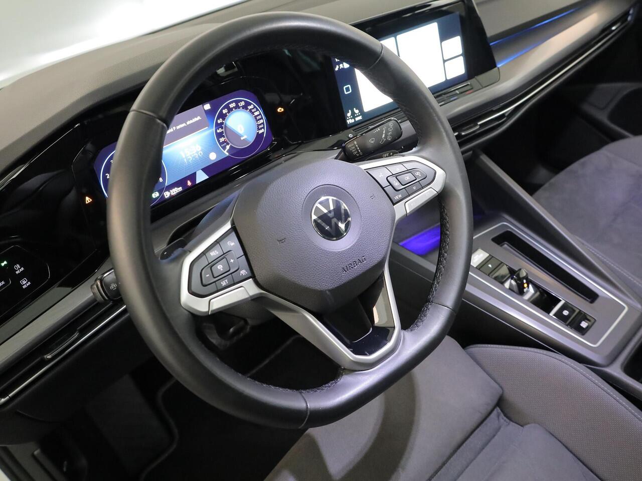 Volkswagen GOLF 1.5 eTSI Style 50pk DSG| Pano-dak| Camera| 17'LM-velgen| Voorstoelen verwarmd en massage