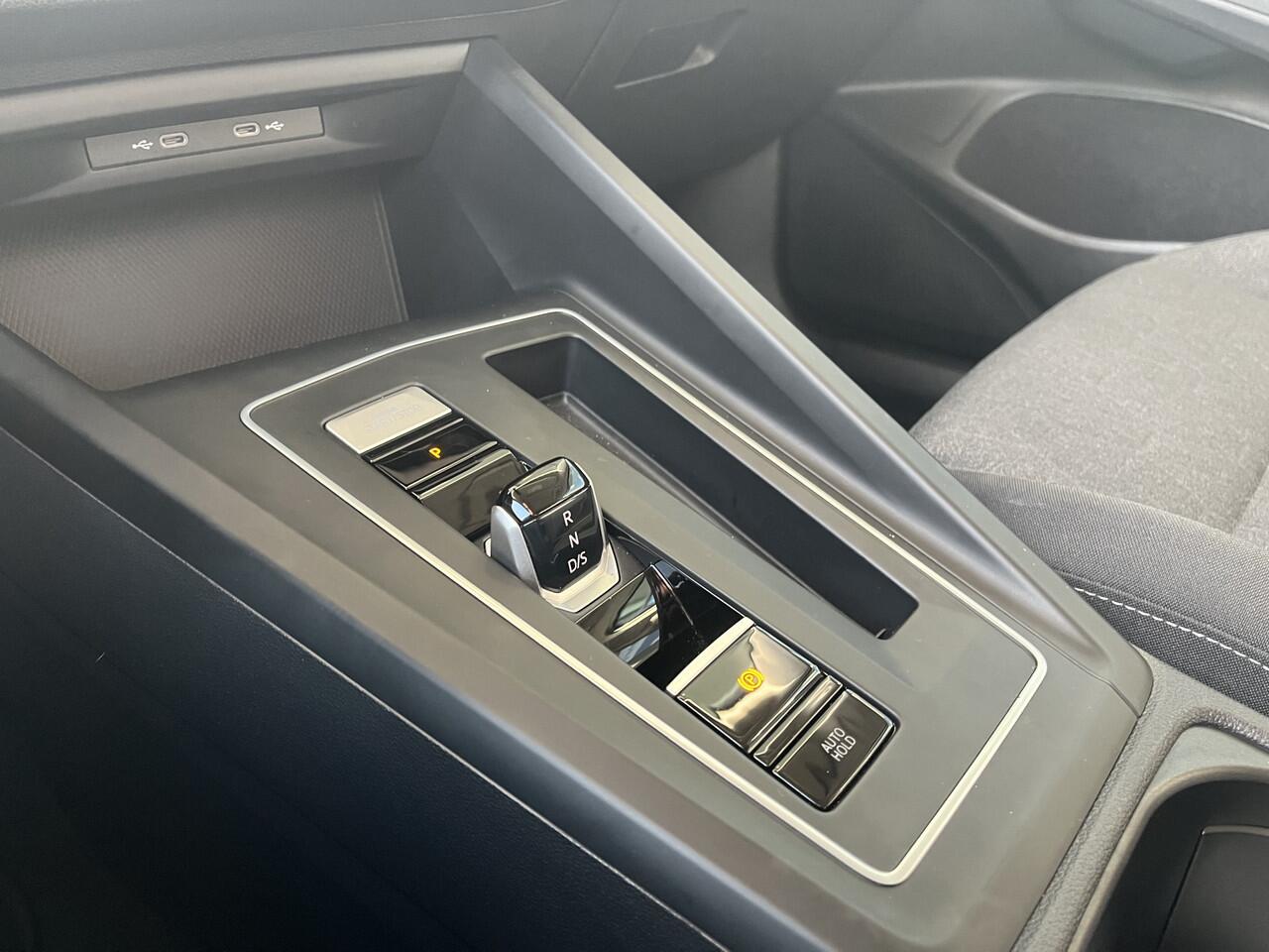 Volkswagen GOLF 1.5 eHybrid Life Edition / Achteruitrijcamera / Comfort Pakket / Stoelverwarming / Sfeerverlichting / Park Assist