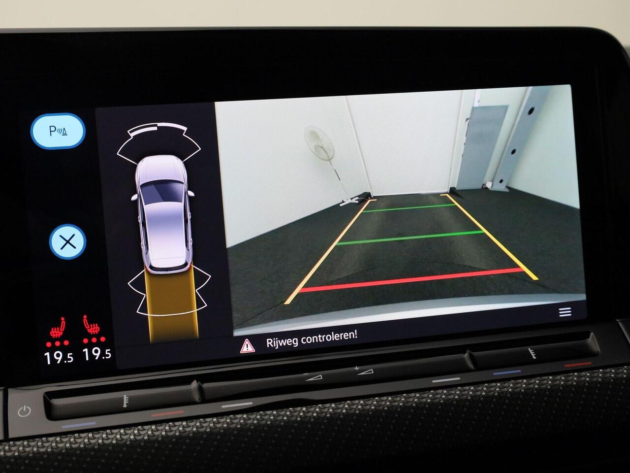 Volkswagen GOLF 1.5eTSI/150PK R-Line Blackstyle DSG · Panoramadak · Camera · Apple/Android · Stoelverwarming