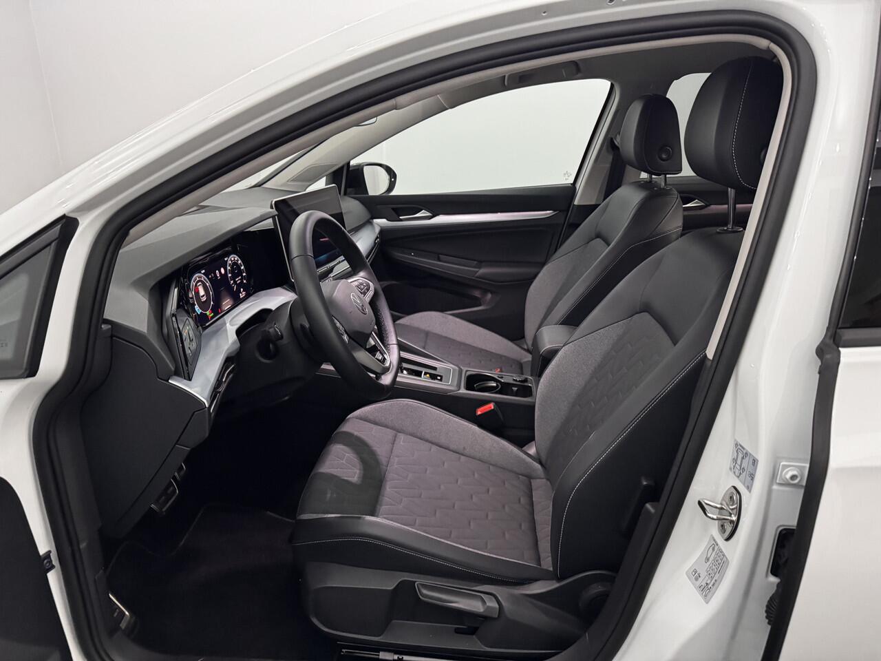 Volkswagen GOLF 1.5 e tsi Hybrid GOAL Edition Half leder, Navi, Winterpakket, Virtual desk, Sfeerverlichting, Keyless start, Cruise control, Parkeersensoren