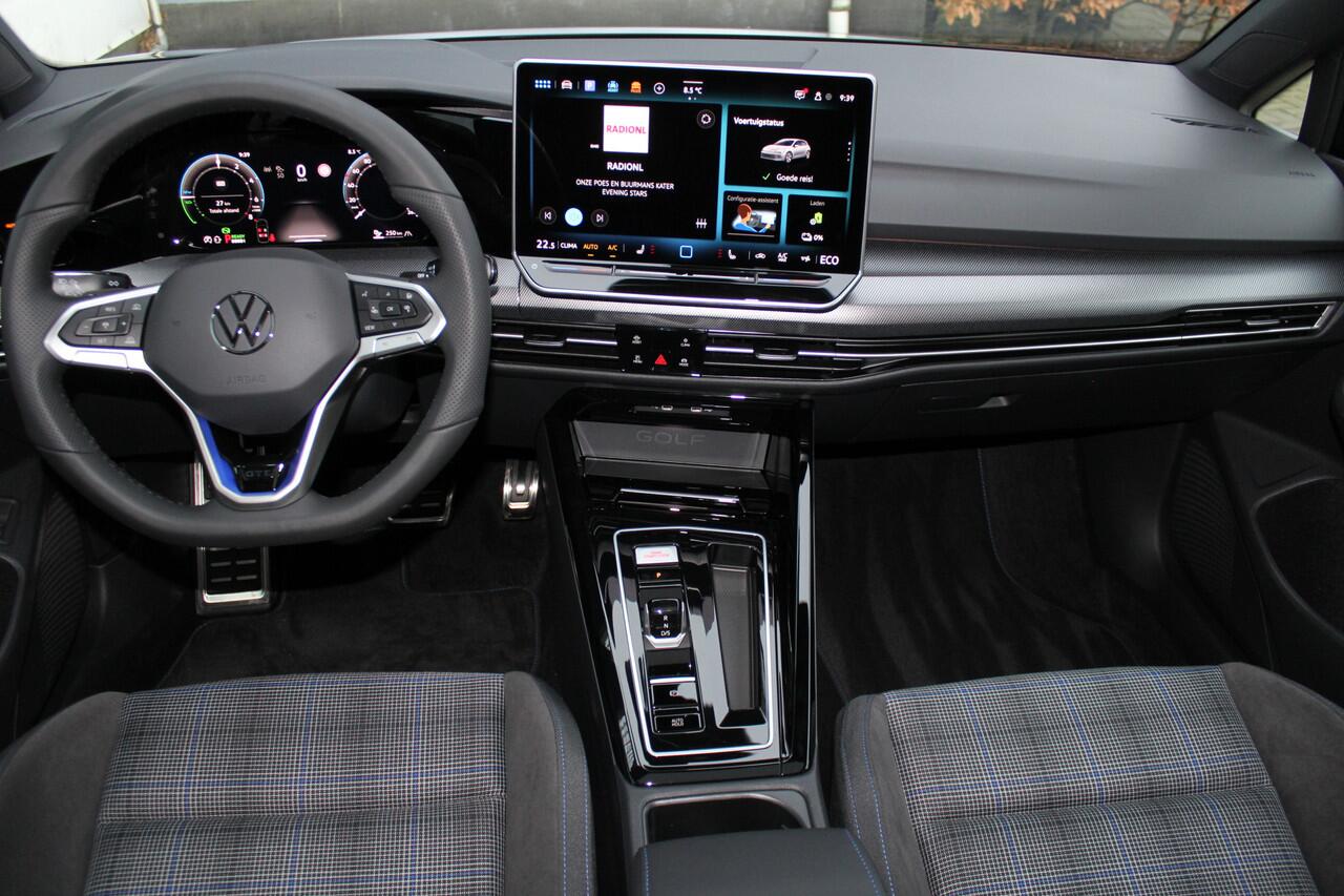 Volkswagen GOLF 1.5 eHybrid GTE 272 pk | Panorama dak | Stoel/Stuur verwarming | 360* Camera | Schuif/Kantel dak | Adaptive cruise controler | Keyless start | Apple CarPlay/Android Auto | Draadloze telefoonlader | IQ.Lights | Climate controle | Parkeersensoren V+A | Navi