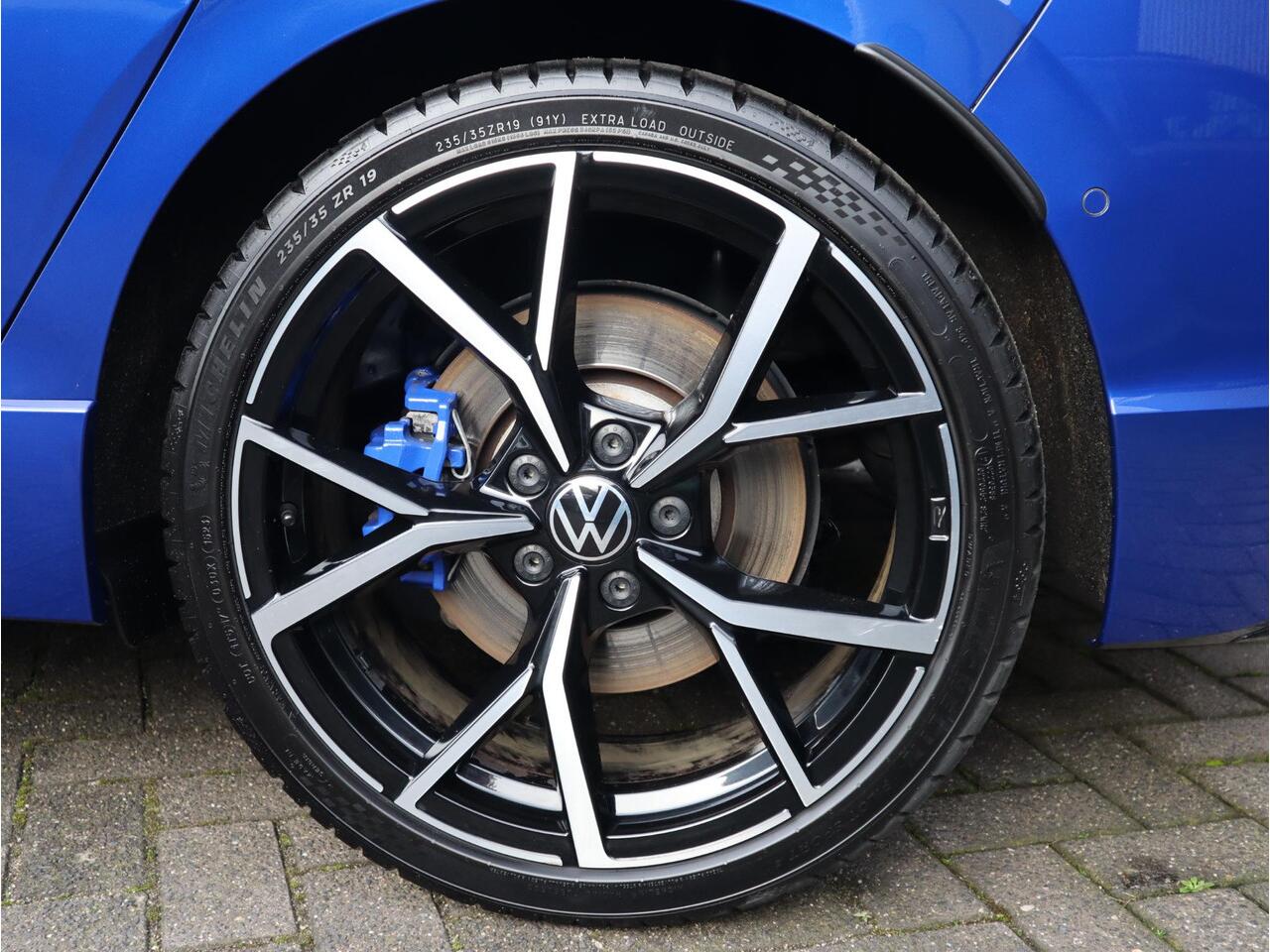 Volkswagen GOLF 2.0 TSI R 4Motion / Adaptief Onderstel / Harman Kardon / 100% Historie / Panoramadak / LED / 19 Inch / Head-Up Display / Sportstoelen / Stoelverwarming / Stuurwiel Verwarmd / Dodehoek Detectie