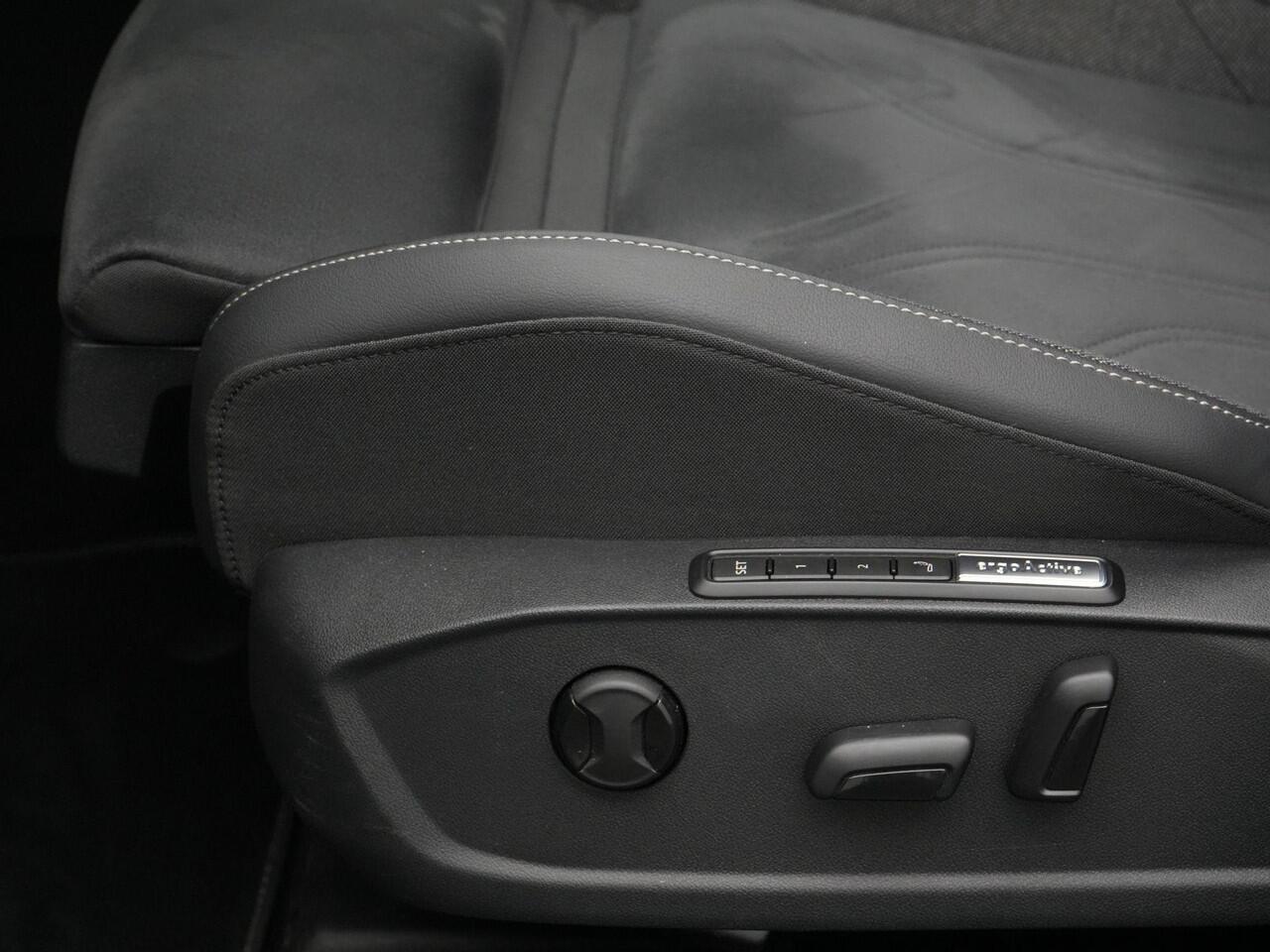 Volkswagen GOLF 1.5 eTSI 150 pk DSG Style Edition 50 | IQ Light | Panoramadak | Rondomzicht camera | Head-up Display | Stoel-/stuurverwarming | 18 inch