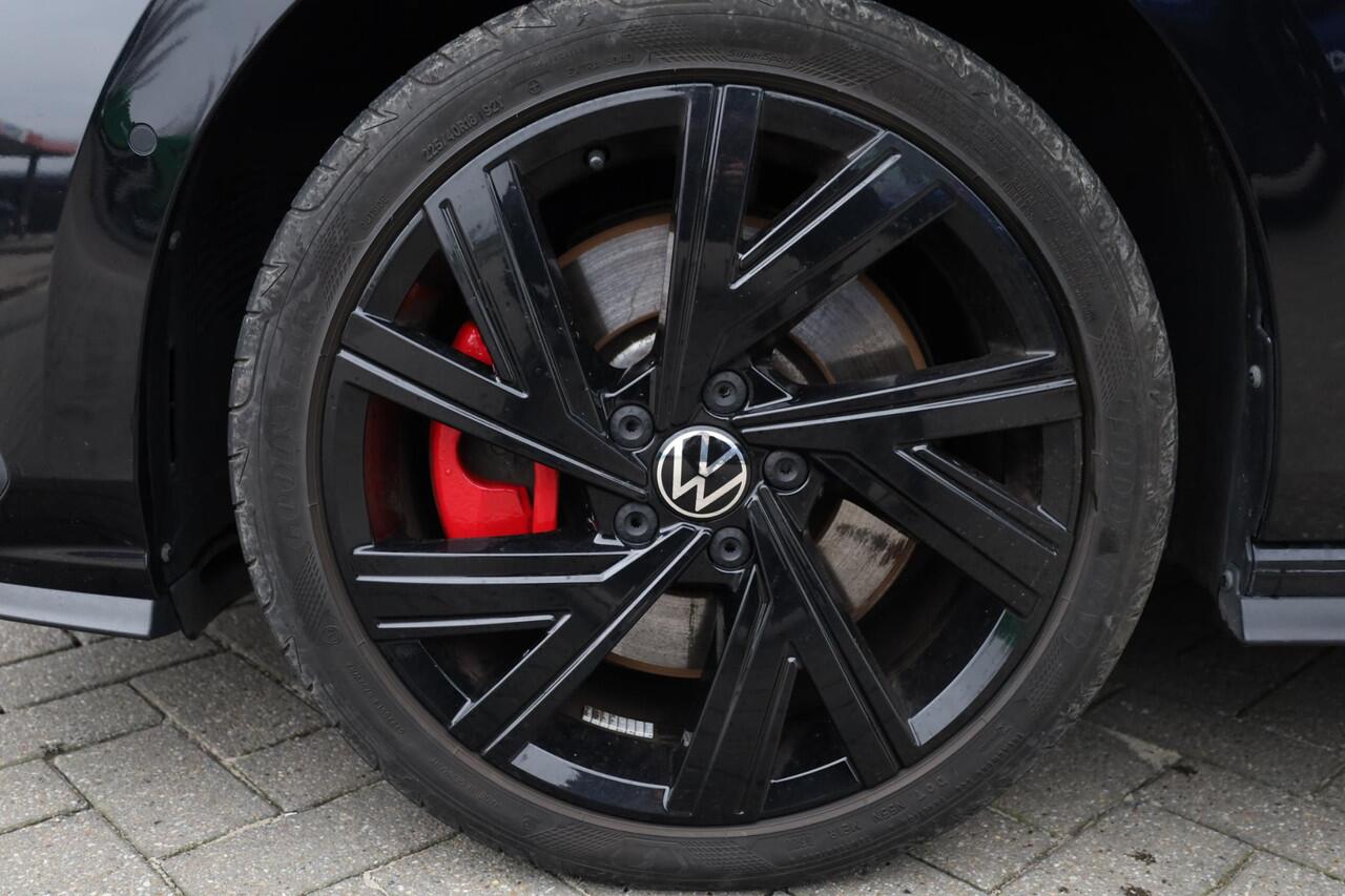 Volkswagen GOLF 1.4 eHybrid GTE Black style 18" LMV Bergamo achteruitrijcamera keyless side assist park assist navigatie LED mistlampen stoel en stuurwiel verwarming privacy glas travel assist ACC klasse III alarm spiegels inklapbaar draadloos carplay draadloos telefoon 