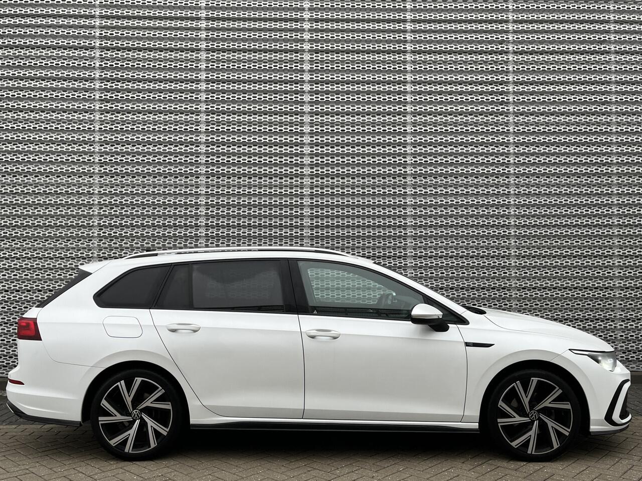 Volkswagen GOLF Variant 1.5 eTSI R-Line Business+ / Panoramadak / Navigatie / Camera / Parkeersensoren V+A / App connect / Head-up / 18''LMV