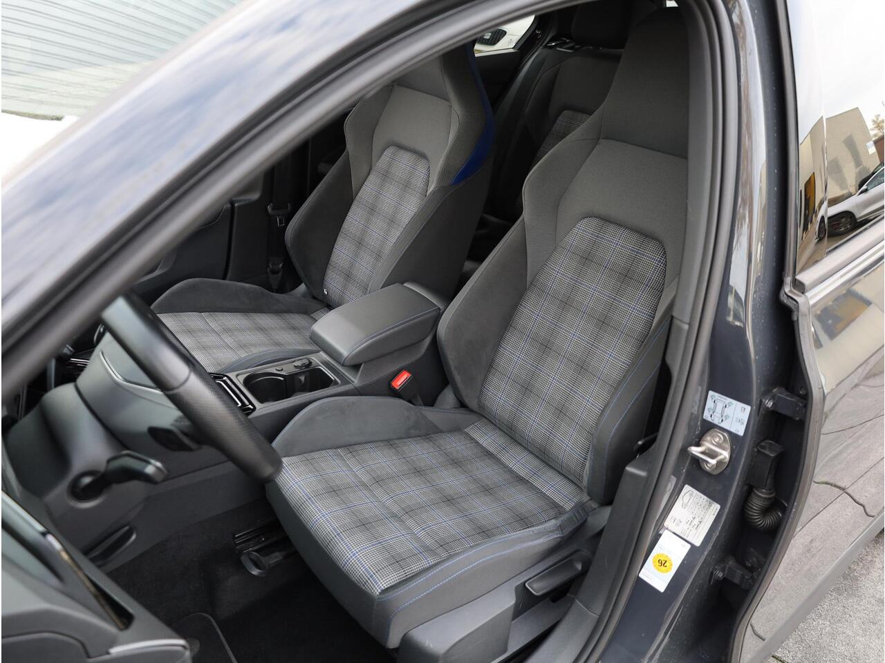 Volkswagen GOLF GTE 245PK | Achteruitrijcamera | Stoel&Stuurverwarming | Carplay/Android | 18"Inch |