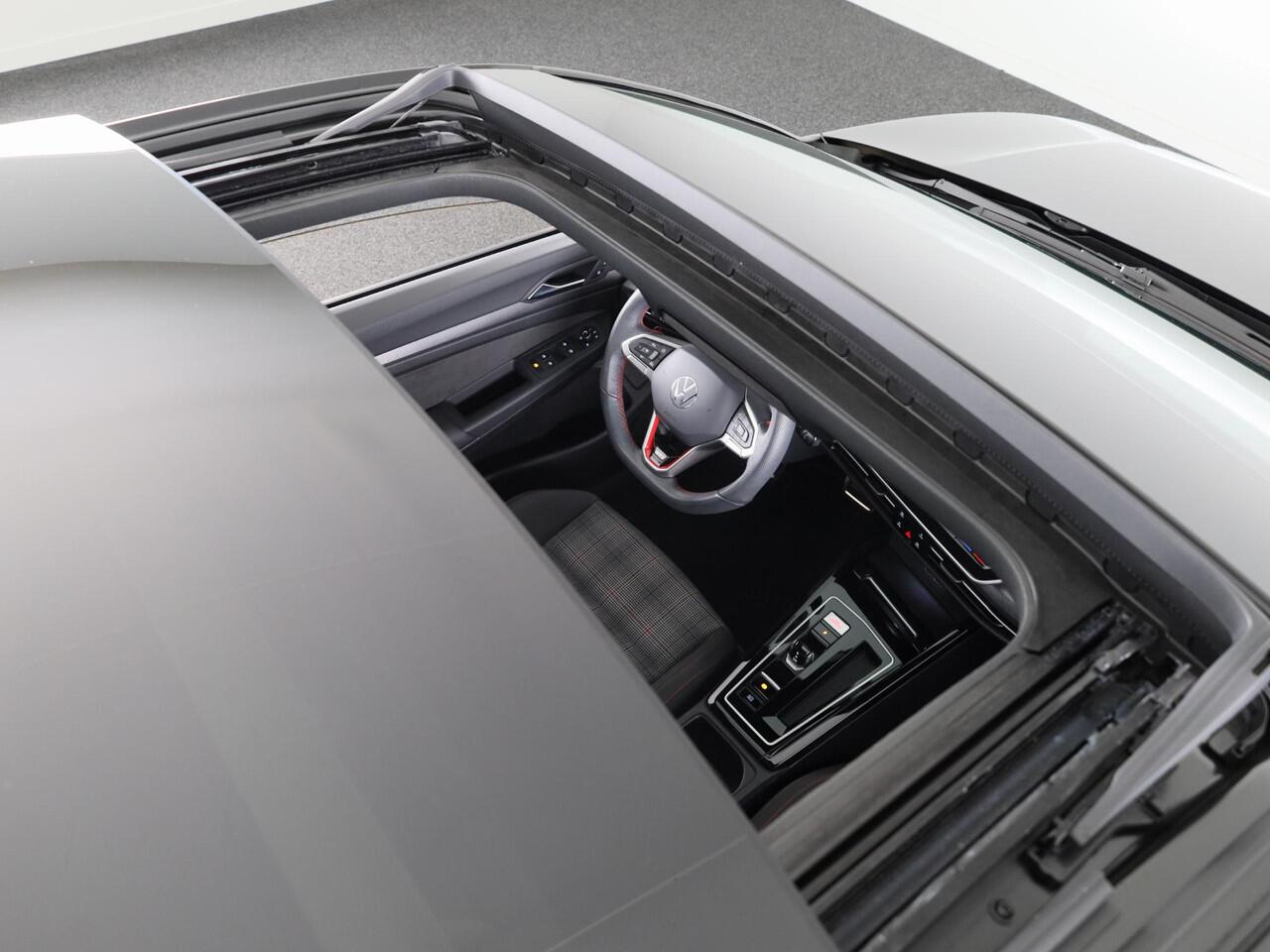 Volkswagen GOLF 2.0 TSI GTI 265PK DSG | Verlengde garantie | Panorama dak | Head up Display | Blackstyle | 19"LM velgen |