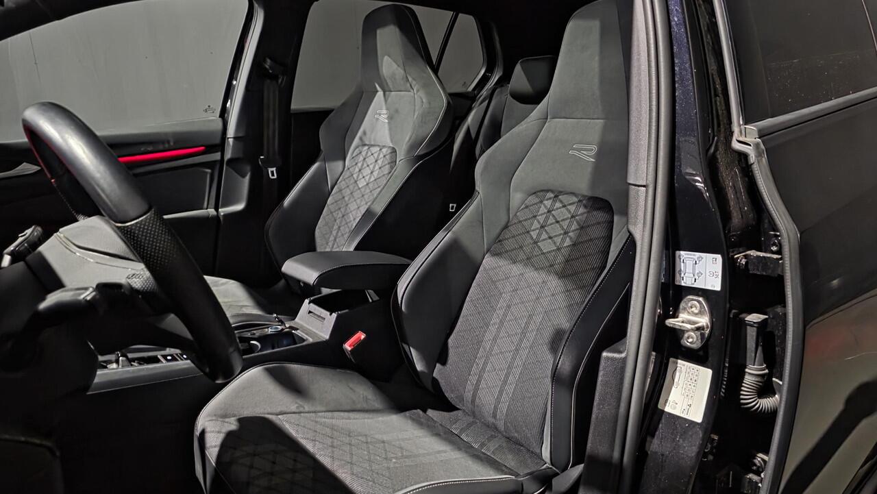 Volkswagen GOLF 1.5 eTSI R-Line | Panorama | IQ Light | Acc | Automaat