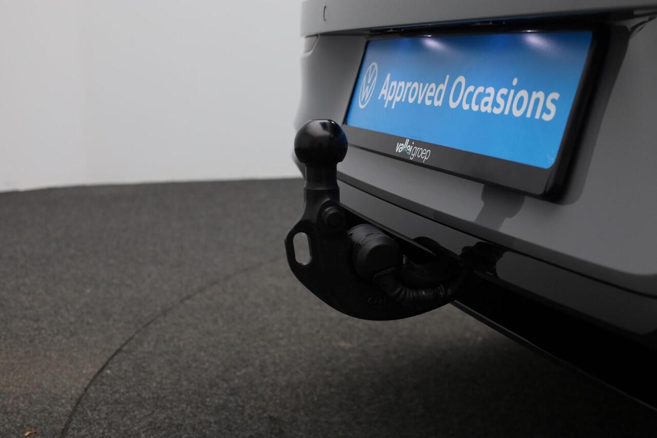 Volkswagen GOLF 1.5 eTSI 150 pk DSG R-Line | Black Style | Panoramadak | Trekhaak | IQ Light | Harman/Kardon | Head-up display | Stuur-/stoelverwarming