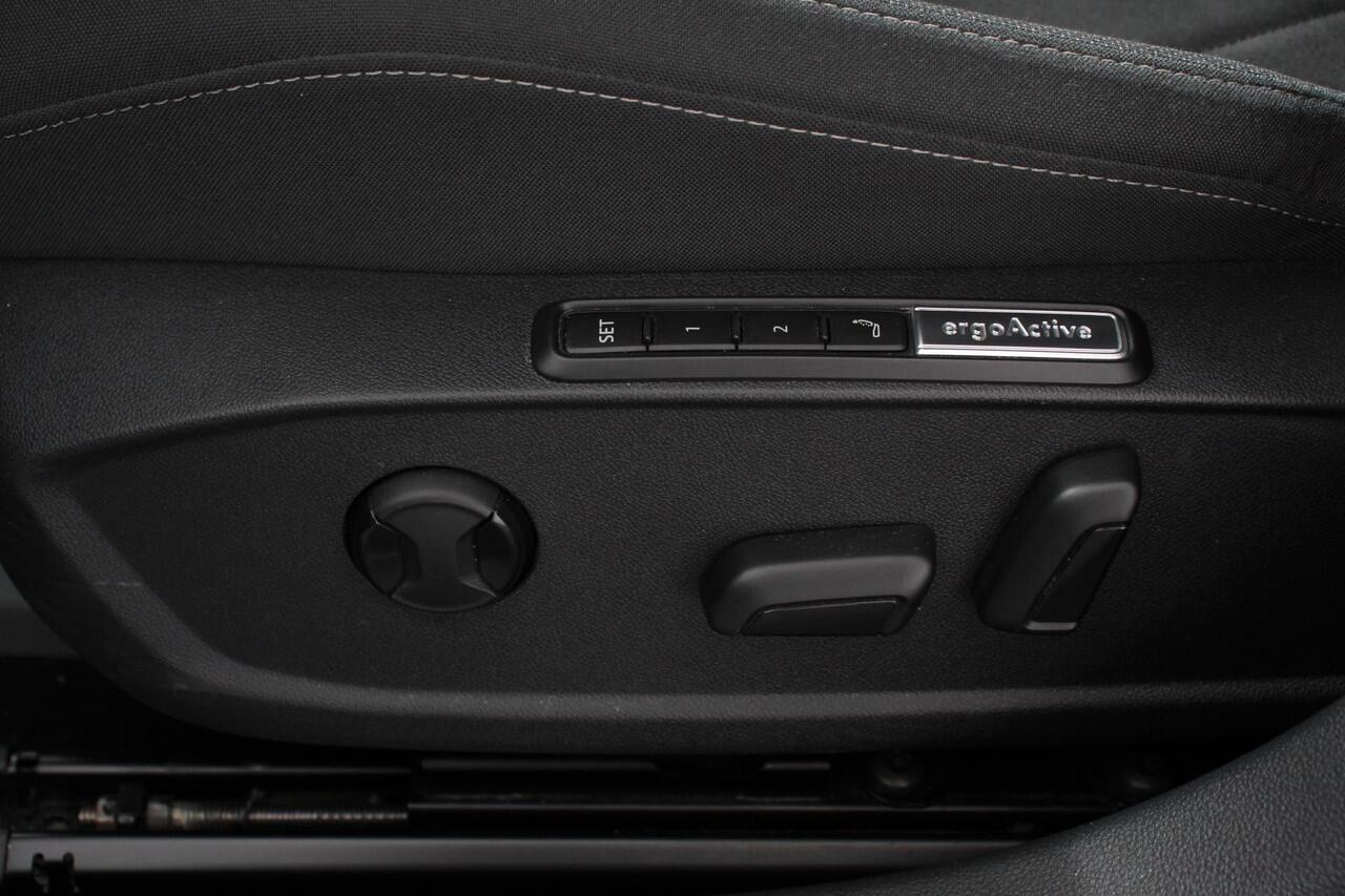 Volkswagen GOLF 1.0 eTSI Variant Style DSG Navigatie | Climate Control | Adaptive Cruise Control | Lane Assist | Privacy Glass | Stoel/Stuurverwarming | LED | PDC V+A | Camera | Electrisch bedienbare Achterklep