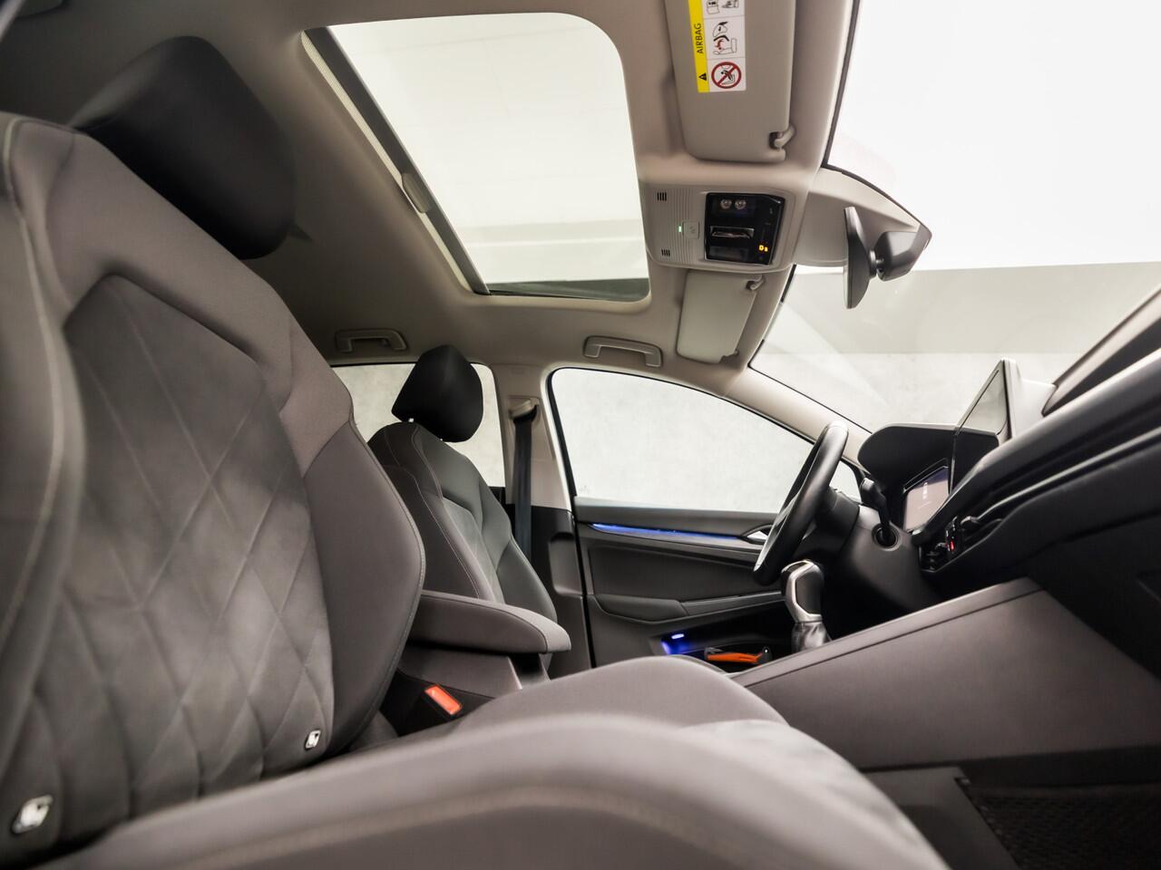 Volkswagen GOLF 1.5 TSI Sport (SCHUIFDAK, 4 CILINDER, MEMORY SEATS, HEAD-UP DISPLAY, STUUR/STOELVERWARMING, DYNAMISCHE KNIPPERLICHTEN, SPORTSTOELEN, CAMERA, GETINT GLAS, ALCANTARA, NIEUWE APK, NIEUWSTAAT)