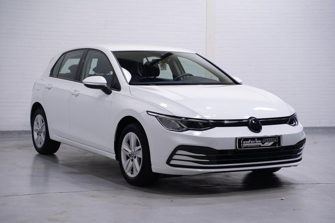 Volkswagen GOLF 1.0 eTSI Life Navi Camera PDC v+a Apple Carplay NAP Rijklaar incl. 12 maanden garantie