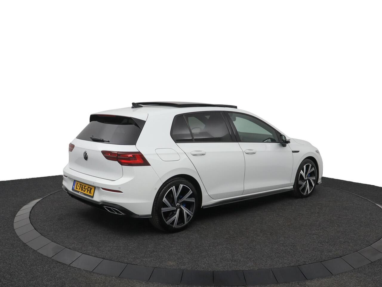 Volkswagen GOLF 1.5 eTSI R-Line Business | Panoramadak | Parkeercamera | Navigatie