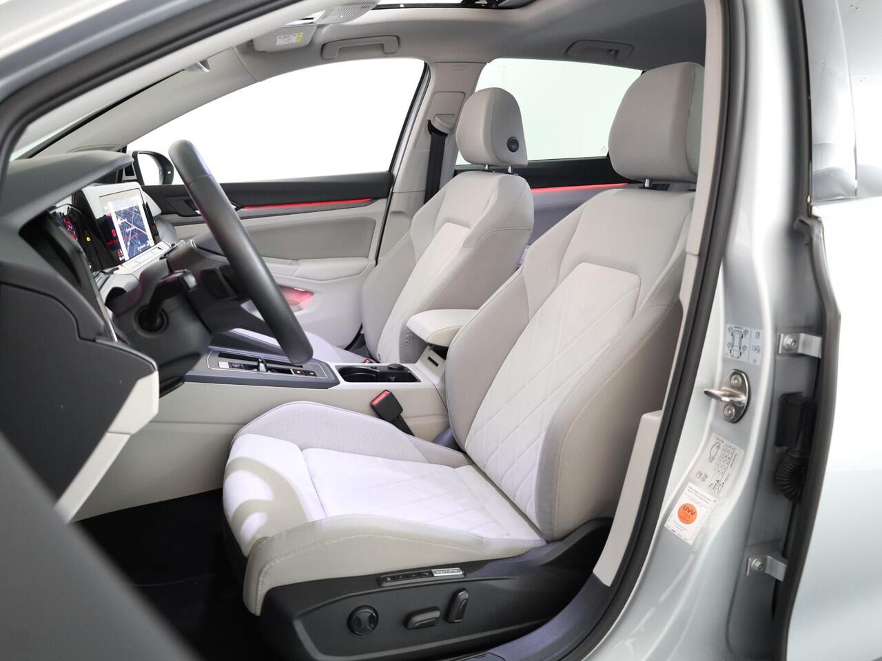 Volkswagen GOLF 1.5 eTSI Style 130 pk Automaat (DSG) | Navigatie | Panoramadak | Parkeersensoren | Adaptieve cruise control | Stoelverwarming |