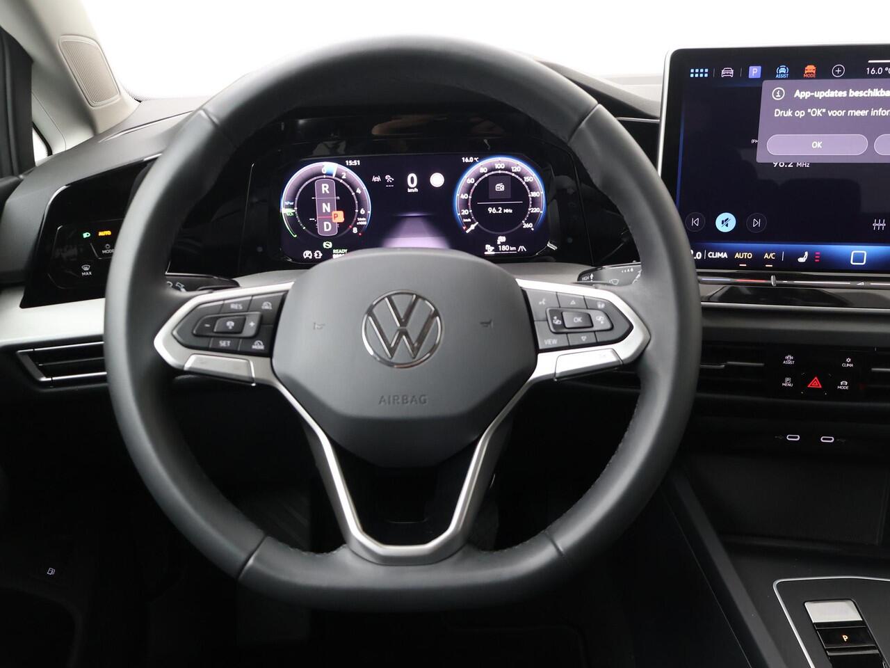 Volkswagen GOLF 1.5 eHybrid Life Edition | 204 PK | SoH 100% | Panoramadak | Stoelverwarming | Achteruitrij camera |
