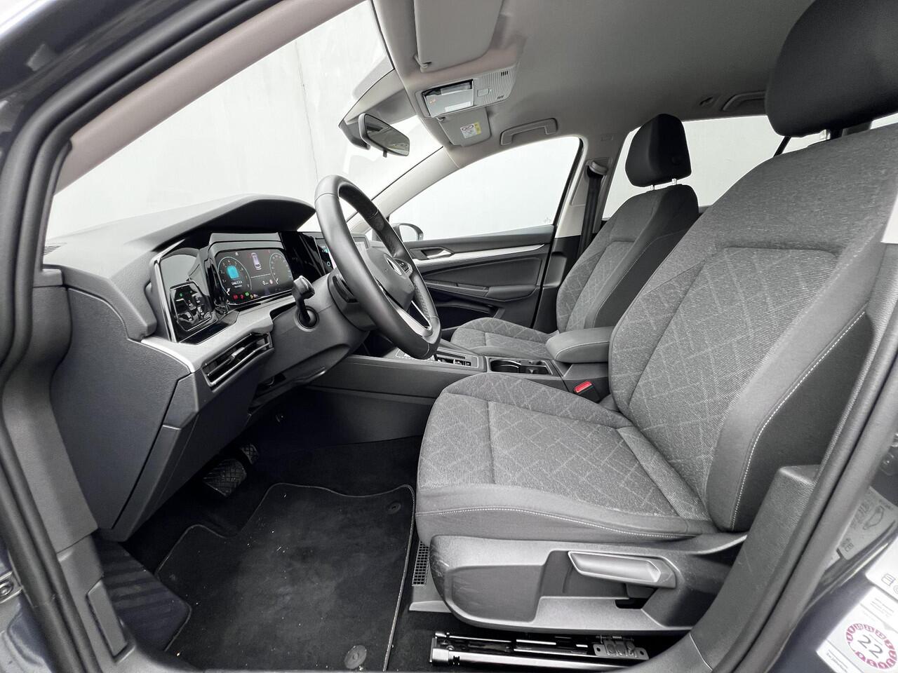 Volkswagen GOLF Variant 1.5 eTSI Life Business Automaat / Trekgewicht 1.400 kg / Navigatie / Apk tot 11-2027 /Digitaal dashboard / Climate control / Navigatie / Apple Carplay Android /