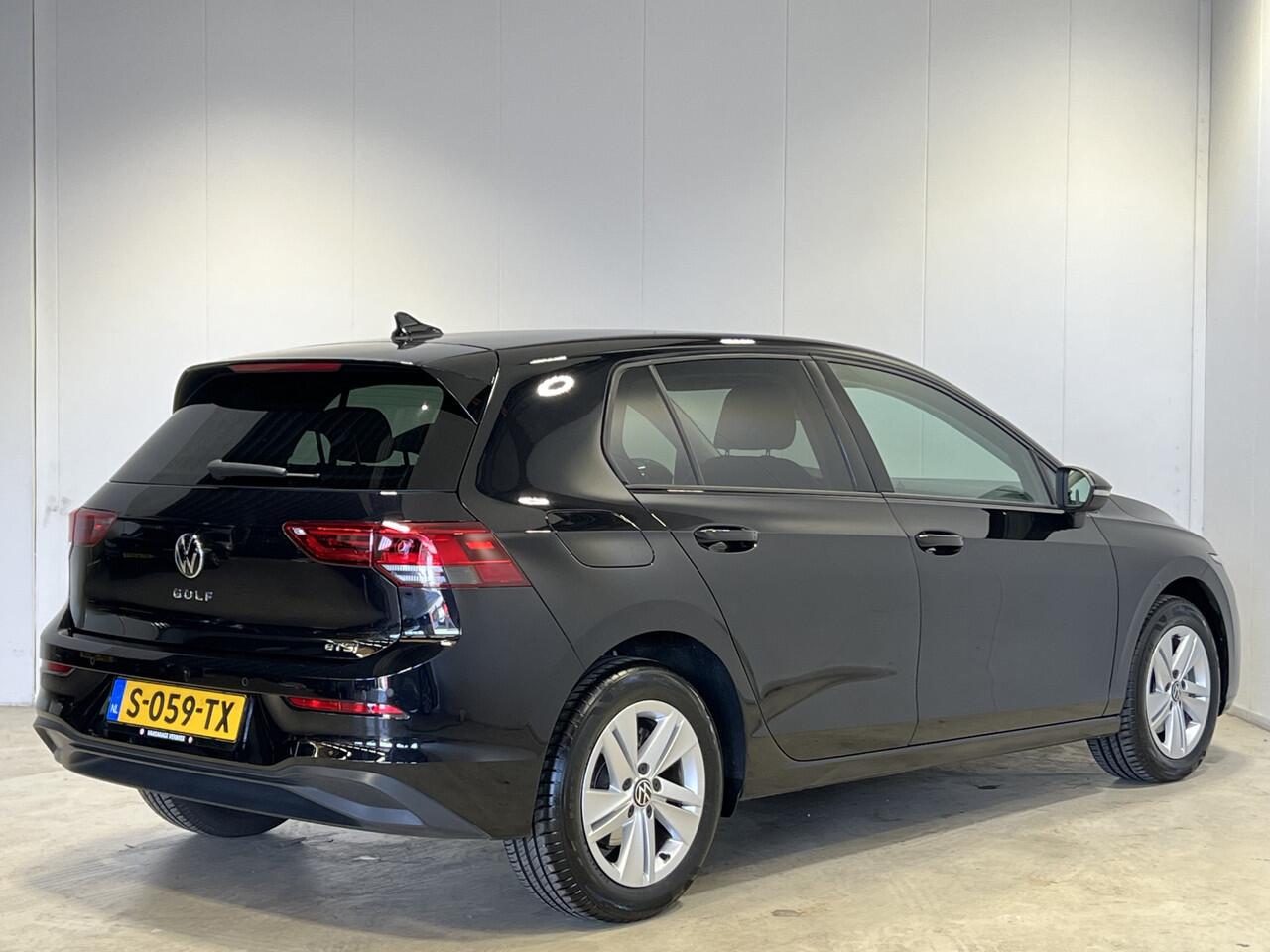 Volkswagen GOLF 1.0 eTSI Life | Navigatie/Android/Apple Carplay | LM Velgen 16" | Cruise Control Adaptief | Voorstoelen Verwarmd | Airco |