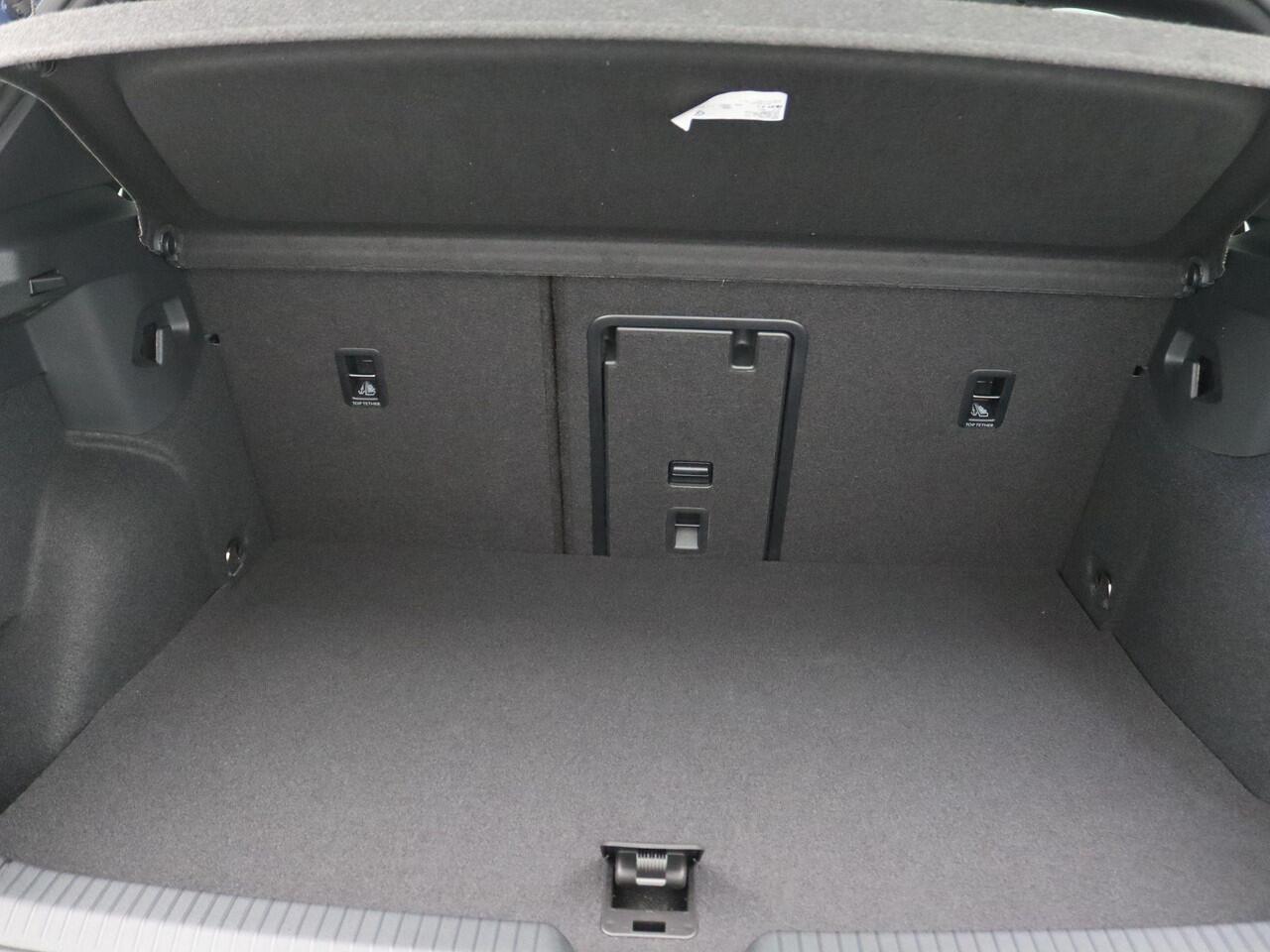 Volkswagen GOLF 1.5 eHybrid GTE 272PK DSG Black style, 18" lichtmetalen velgen, Side Assist, Achteruitrijcamera, Stoel-Stuurverwarming, Navi via Apple Carplay/Android Auto, Matrix-LED verlichting