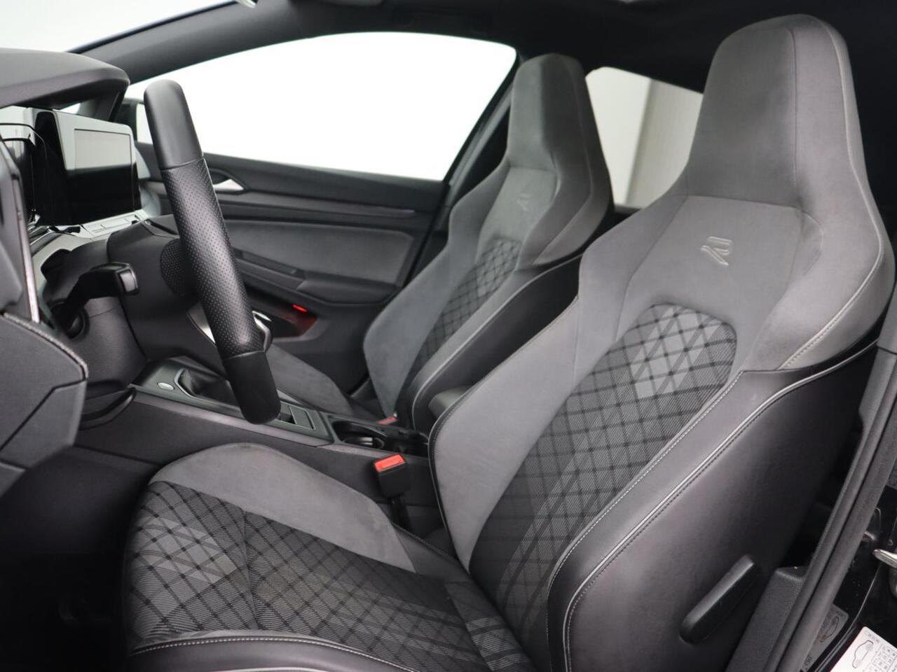 Volkswagen GOLF 1.5 TSI R-Line | Panoramadak | Carplay | Sportstoelen | Navigatie | Adaptive cruise | Parkeerhulp | File Assistent | Full LED