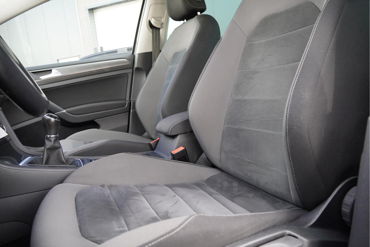 Volkswagen GOLF 1.5 TSI 131PK! 5drs Highline BJ2020 Lmv 16" | Led | Pdc | Navi | Dynamische knipperlichten | Panoramadak | Trekhaak | App-Connect | Virtual cockpit | Climate control | Cruise control | Sportstoelen | Extra getint glas