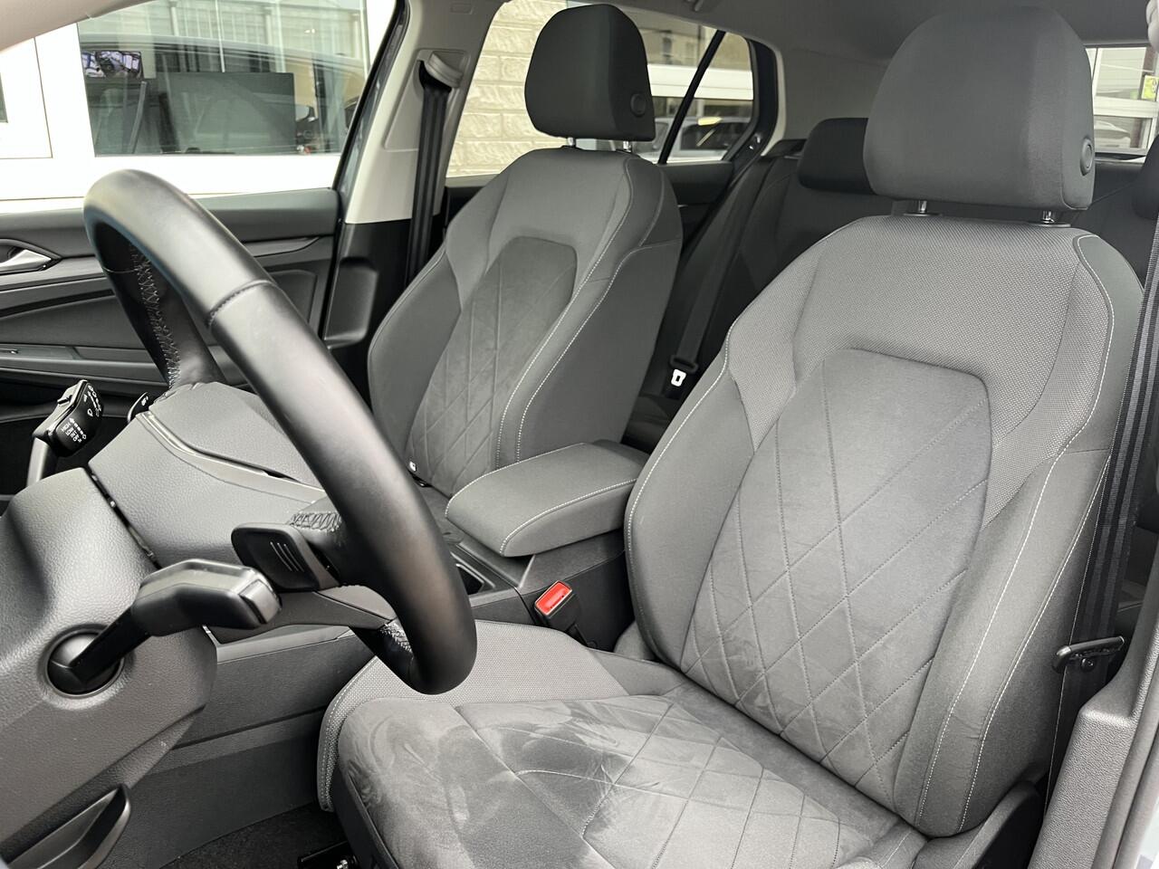 Volkswagen GOLF 1.5 eTSI Style / AUTOMAAT/ PANO/ CAMERA/ PARK. SENSOREN/ MEMORY SEATS/ LED/ NAVI/ 18" LMV/