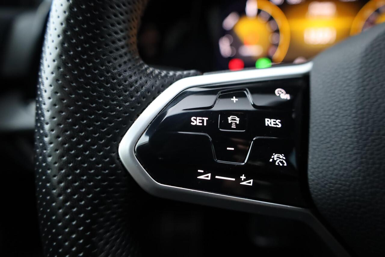 Volkswagen GOLF 1.4 eHybrid GTE Black style 18" LMV Bergamo achteruitrijcamera keyless side assist park assist navigatie LED mistlampen stoel en stuurwiel verwarming privacy glas travel assist ACC klasse III alarm spiegels inklapbaar draadloos carplay draadloos telefoon 