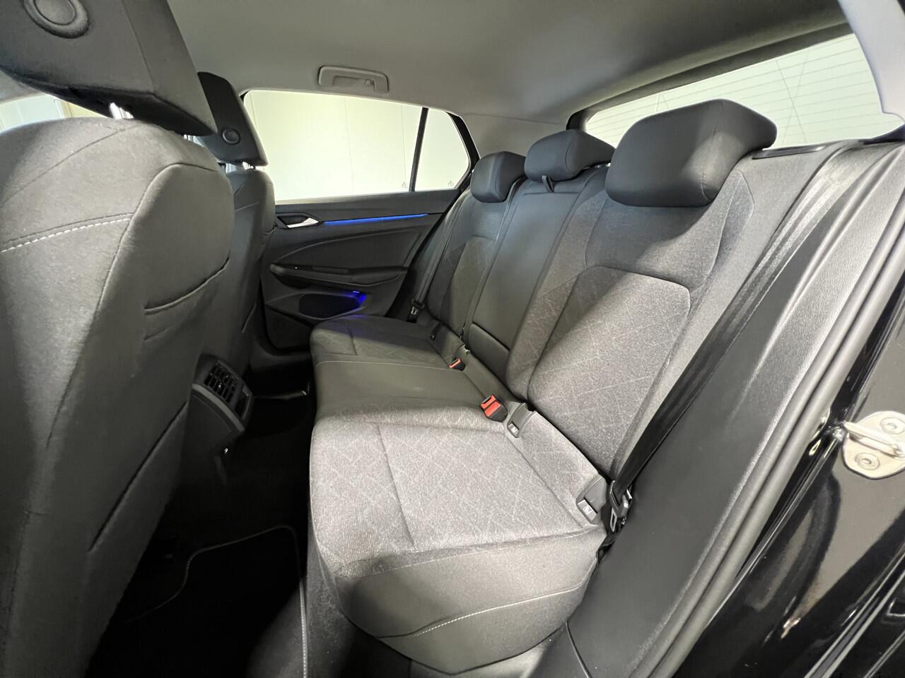 Volkswagen GOLF 1.0 eTSI Life | Navigatie/Android/Apple Carplay | LM Velgen 16" | Cruise Control Adaptief | Voorstoelen Verwarmd | Airco |