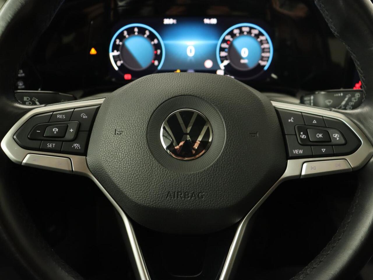 Volkswagen GOLF 1.5 TSI Life Bns | Panoramadak | Adaptive Cruise | Stoelverwarming | Camera | Navigatie | Carplay | Sfeerverlichting