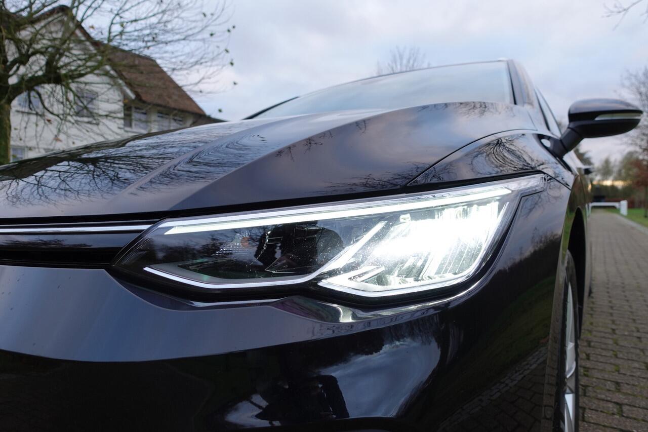 Volkswagen GOLF Variant 1.5 eTSI R-Line | Trekhaak | Stoelverwarming | Stuurwielverw. | CarPlay | Sfeerverlichting | BTW