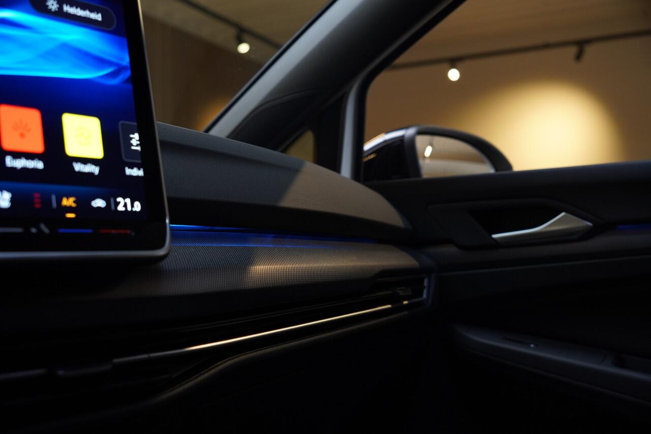 Volkswagen GOLF 1.5/272pk eHybrid GTE|2025|Panoramadak|Leer+Memory|Matrix LED|Trekhaak|19"Blackstyle|Cruise+ACC|PDC+Assist+Camera|LED-Mistlampen|VOL!