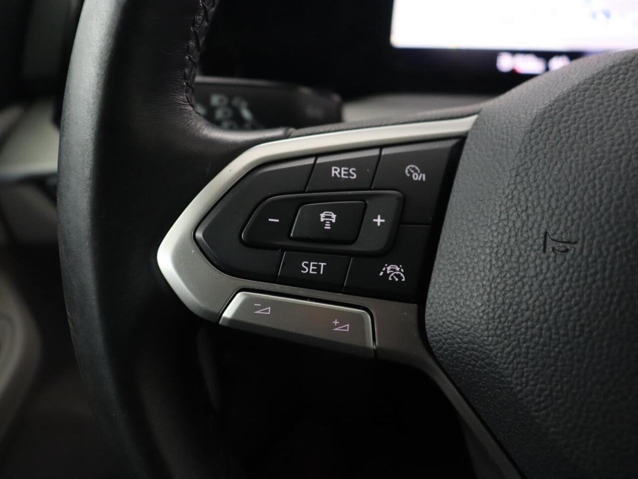 Volkswagen GOLF 1.5 TSI Life Business | Matrix LED | Camera | Massage | Carplay | Keyless | Memory | Navigatie | Adaptive cruise | Side Assist | Sfeerverlichting | Climate control