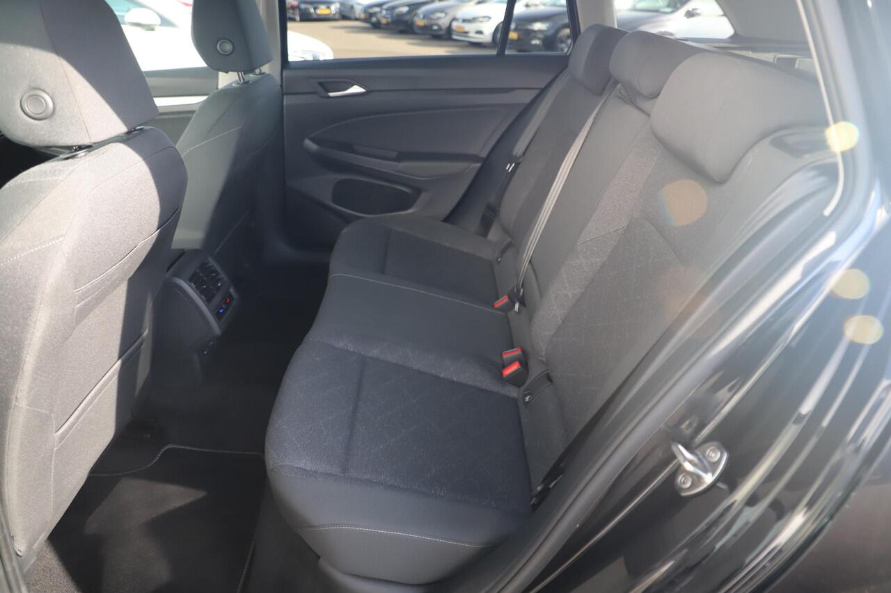 Volkswagen GOLF Variant 1.0 eTSI Life Automaat Virtual Cockpit Navigatie Draadloos Carplay Android Stuur & Stoelverwarming