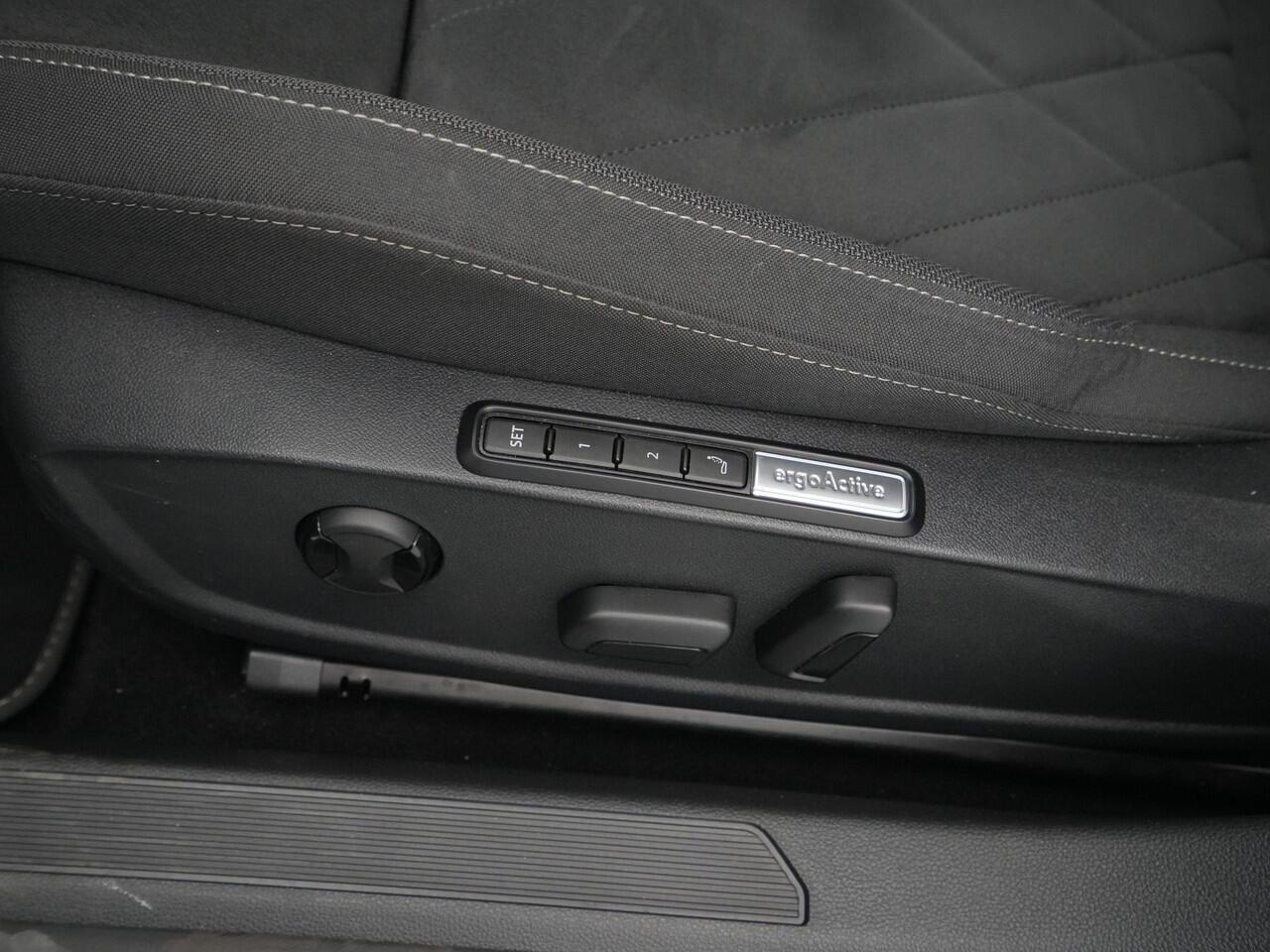 Volkswagen GOLF 1.0 eTSI 110pk DSG Life Business Navigatie Stoel/Stuurverwarming Massage Acc Pdc 65