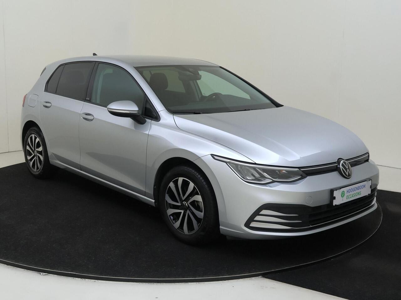 Volkswagen GOLF 1.0 TSI Life | Keyless | Achteruitrijcamera | Navigatie | Dodehoek detectie | 3-zone airco | Adaptieve cruise control | CarPlay |